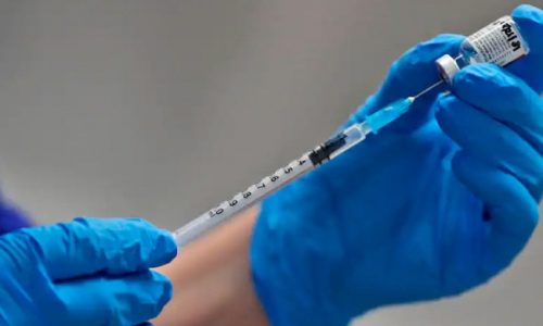 Y tá Mỹ dương tính với SARS-CoV-2 sau hơn một tuần tiêm vaccine Covid-19