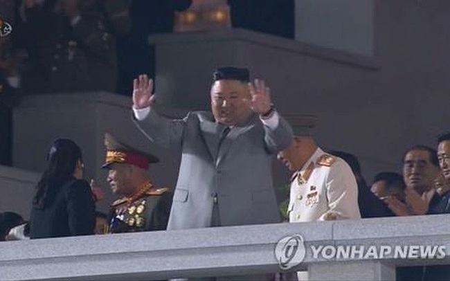 Thông điệp bất ngờ của ông Kim Jong-un tại lễ duyệt binh kỳ lạ