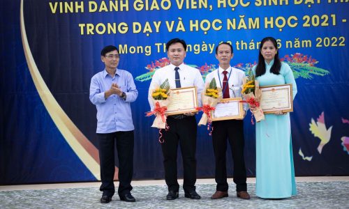 Hình Ảnh Thầy Hiệu Trưởng  Lê Quốc Trung THCS & THPT Mong Thọ – Châu Thành – Kiên Giang – Tận Tâm với Nghề