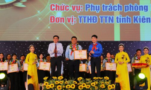 “Tận Tâm Truyền Cảm Hứng: Anh Huỳnh Minh Phụng và Hành Trình Giáo Dục Kỹ Năng Sống Cho Thanh Thiếu Niên”